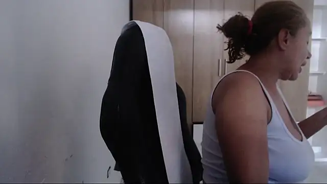 RoxanaLove9 online show from 07/13/26, 09:50