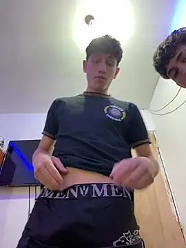 Snapshot of LatinBoysxxx chatting on 12/25/24, 07:02 LatinBoysxxx online show from 12/25/24, 07:02