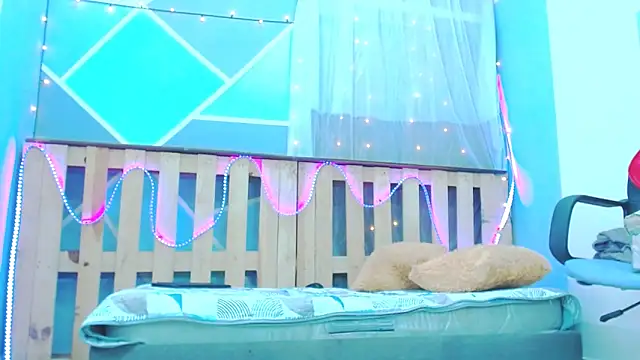 Snapshot of Michellcockxxx chatting on 02/26/25, 05:20 Michellcockxxx online show from 02/26/25, 05:20