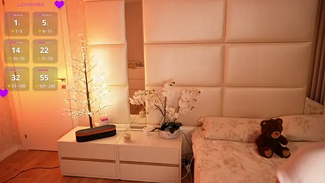 Lilly Colins online show from 04/12/26, 07:08