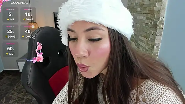 Snapshot of LIANEUMANN chatting on 12/18/24, 10:35 LIANEUMANN online show from 12/18/24, 10:35