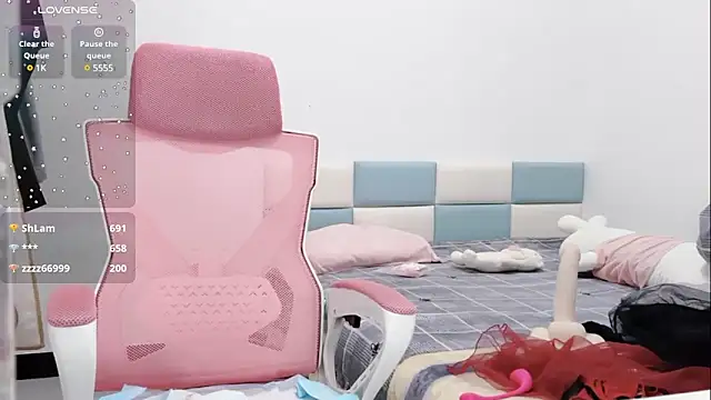 Qwi-V1 online show from 02/06/25, 02:11