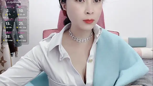 Qwi-V1 online show from 02/06/25, 11:37