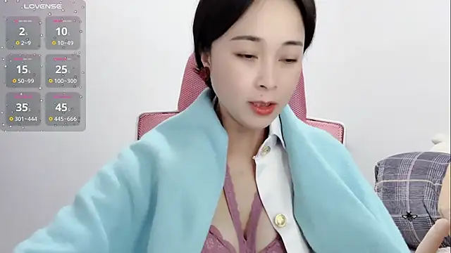 Qwi-V1 online show from 02/08/25, 11:13