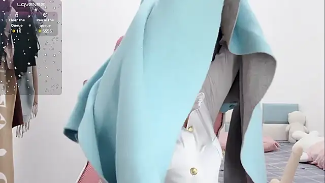 Qwi-V1 online show from 02/09/25, 11:04