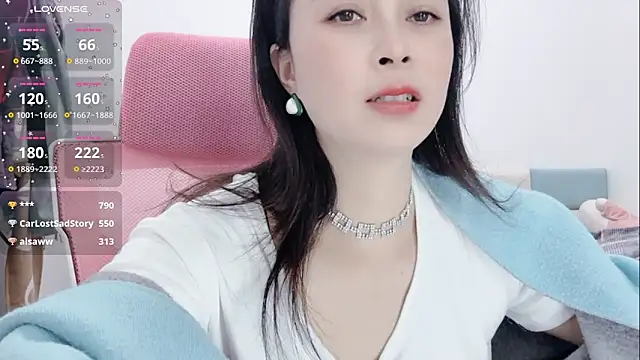 Qwi-V1 online show from 02/12/25, 03:07