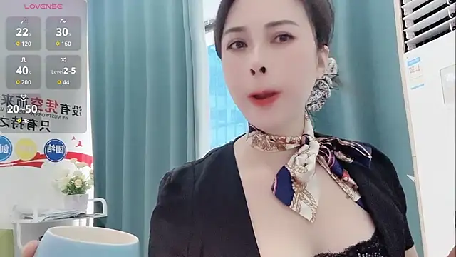 Qwi-V1 online show from 10/31/25, 06:14