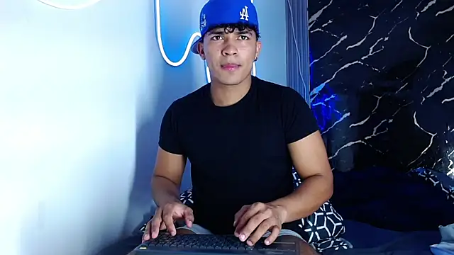 jamescurli  online show from 10/01/25, 02:45