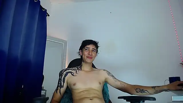 Snapshot of Zacktk7 chatting on 12/13/24, 02:21 Zacktk7 online show from 12/13/24, 02:21