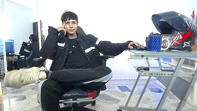 Snapshot of Zacktk7 chatting on 12/13/24, 11:17 Zacktk7 online show from 12/13/24, 11:17