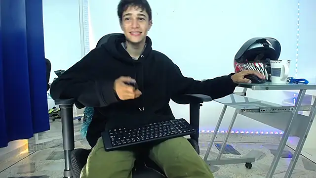 Snapshot of Zacktk7 chatting on 12/17/24, 11:27 Zacktk7 online show from 12/17/24, 11:27