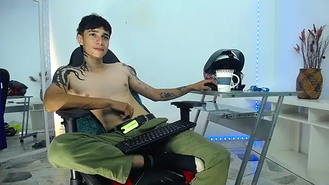 Snapshot of Zacktk7 chatting on 12/18/24, 02:32 Zacktk7 online show from 12/18/24, 02:32