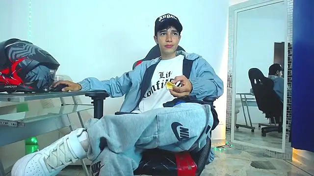 Snapshot of Zacktk7 chatting on 12/25/24, 06:30 Zacktk7 online show from 12/25/24, 06:30