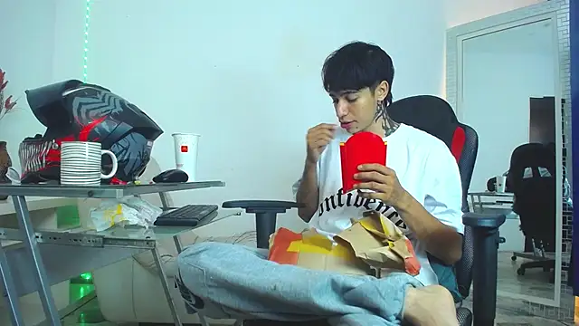 Snapshot of Zacktk7 chatting on 12/25/24, 09:33 Zacktk7 online show from 12/25/24, 09:33