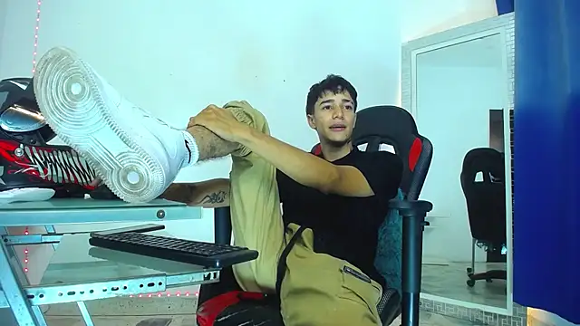 Snapshot of Zacktk7 chatting on 12/31/24, 02:19 Zacktk7 online show from 12/31/24, 02:19