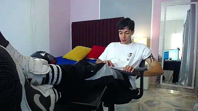 Snapshot of Zacktk7 chatting on 01/02/25, 01:27 Zacktk7 online show from 01/02/25, 01:27