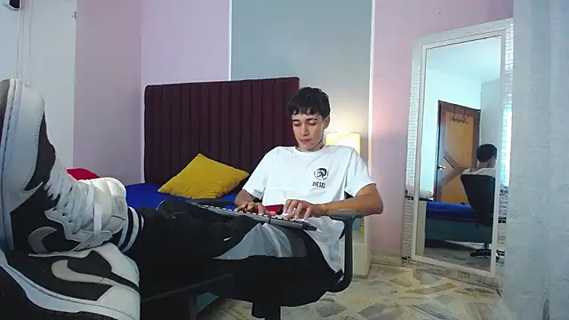 Snapshot of Zacktk7 chatting on 01/02/25, 03:40 Zacktk7 online show from 01/02/25, 03:40