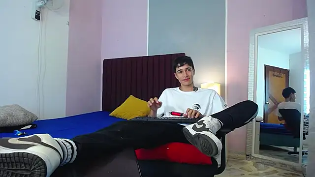 Snapshot of Zacktk7 chatting on 01/02/25, 06:45 Zacktk7 online show from 01/02/25, 06:45