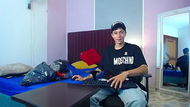 Snapshot of Zacktk7 chatting on 01/04/25, 05:05 Zacktk7 online show from 01/04/25, 05:05