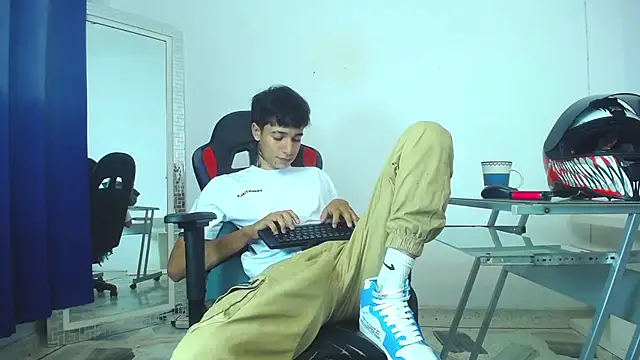 Snapshot of Zacktk7 chatting on 01/07/25, 12:03 Zacktk7 online show from 01/07/25, 12:03