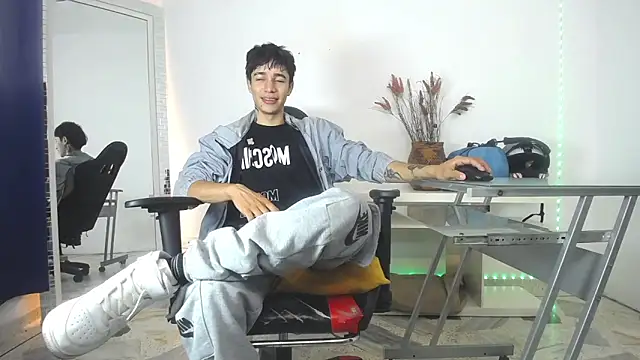 Snapshot of Zacktk7 chatting on 01/18/25, 01:29 Zacktk7 online show from 01/18/25, 01:29