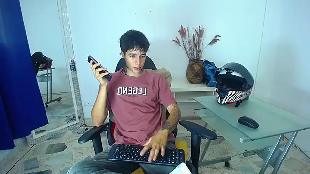 Snapshot of Zacktk7 chatting on 01/27/25, 05:04 Zacktk7 online show from 01/27/25, 05:04