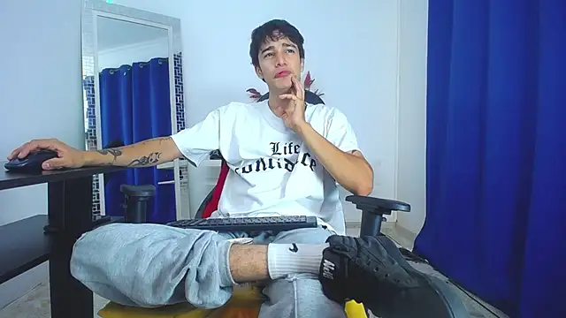 Snapshot of Zacktk7 chatting on 02/01/25, 02:02 Zacktk7 online show from 02/01/25, 02:02