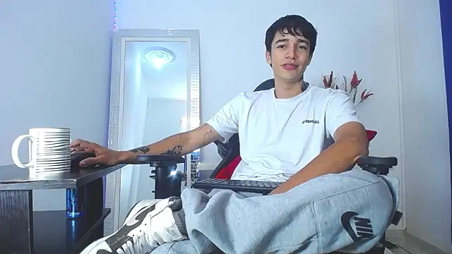 Snapshot of Zacktk7 chatting on 02/04/25, 10:45 Zacktk7 online show from 02/04/25, 10:45