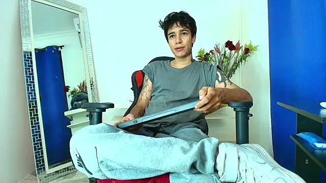 Snapshot of Zacktk7 chatting on 02/12/25, 08:18 Zacktk7 online show from 02/12/25, 08:18