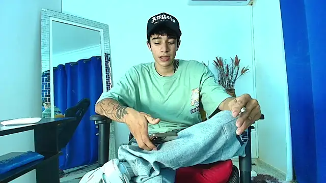 Snapshot of Zacktk7 chatting on 02/14/25, 07:54 Zacktk7 online show from 02/14/25, 07:54