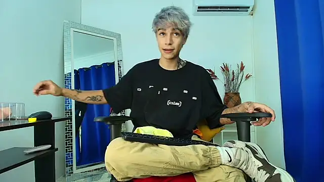 Snapshot of Zacktk7 chatting on 02/26/25, 08:22 Zacktk7 online show from 02/26/25, 08:22