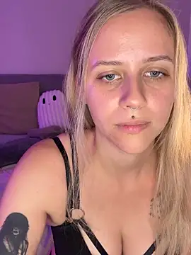 lunawolf21 online show from 10/05/25, 09:07