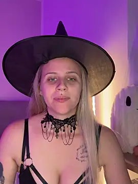 lunawolf21 online show from 10/27/25, 07:23