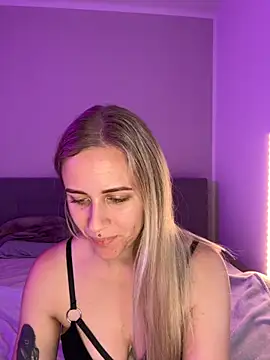 lunawolf21 online show from 10/31/25, 07:31