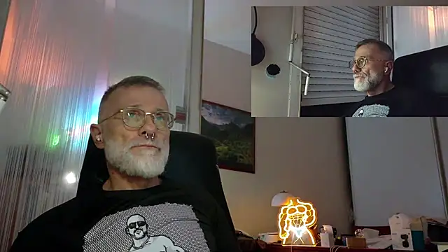 Snapshot of MusclesCigarsFFPig chatting on 05/07/26, 09:20 MusclesCigarsFFPig online show from 05/07/26, 09:20