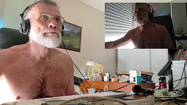 Snapshot of MusclesCigarsFFPig chatting on 05/14/26, 06:53 MusclesCigarsFFPig online show from 05/14/26, 06:53