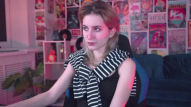 LuxRayi online show from 02/19/25, 06:00