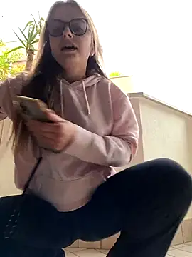 Snapshot of Eelleen chatting on 05/08/26, 11:59 Eelleen online show from 05/08/26, 11:59