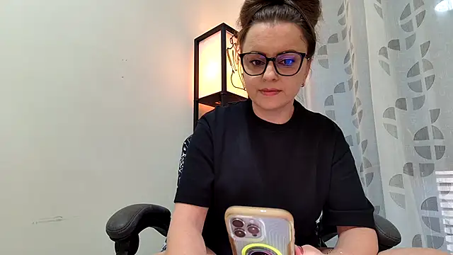 Snapshot of Eelleen chatting on 06/09/26, 12:39 Eelleen online show from 06/09/26, 12:39