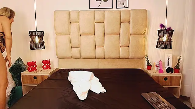 AdharaSmithh online show from 02/26/25, 10:31