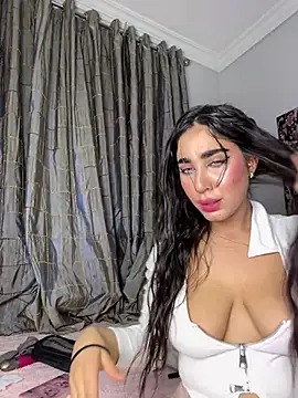 Snapshot of Meryem_Queen chatting on 03/03/26, 11:32 Meryem Queen online show from 03/03/26, 11:32