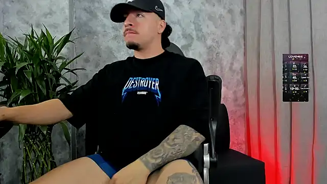 boyc022  online show from 12/21/25, 11:45