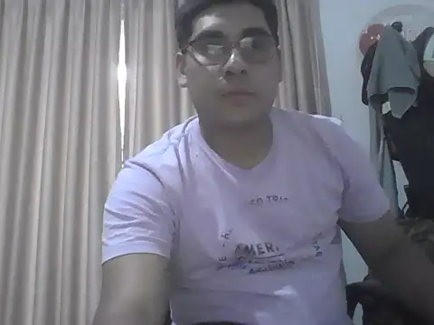 estudiante69 online show from 10/13/25, 10:54