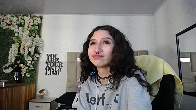 Queenjenn   online show from 12/26/24, 01:43