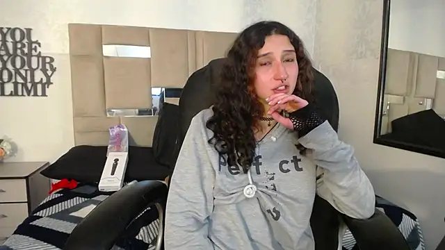 Queenjenn   online show from 12/26/24, 04:47