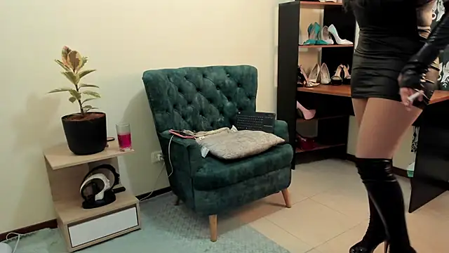 Snapshot of baker_ella chatting on 02/24/25, 12:09 baker ella online show from 02/24/25, 12:09