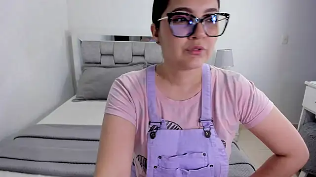 Snapshot of Camilaa_bueno chatting on 07/14/26, 02:05 Camilaa bueno online show from 07/14/26, 02:05