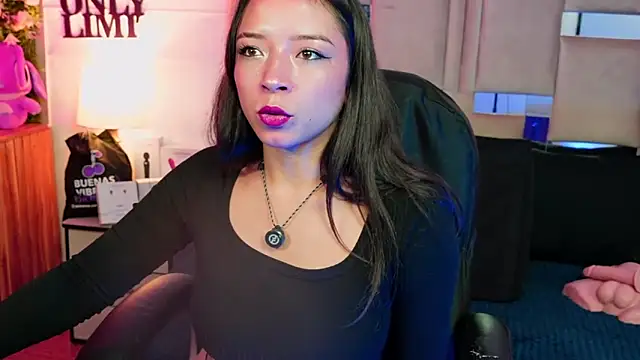 Snapshot of natacha__black_ chatting on 05/04/26, 10:06 natacha black online show from 05/04/26, 10:06