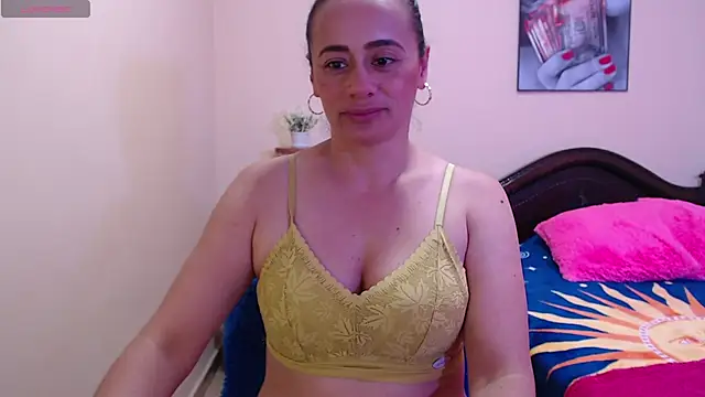 sara florez1 online show from 10/13/25, 12:38