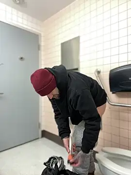 Snapshot of Fuckboy4public chatting on 12/19/24, 03:29 Fuckboy4public online show from 12/19/24, 03:29